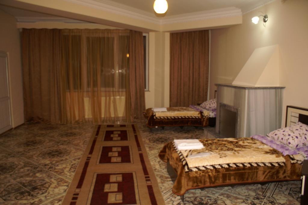 Europa+T Hotel Тбілісі Екстер'єр фото